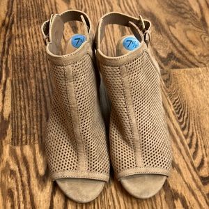 Unisa Tan/Taupe Sandal - Size 7.5